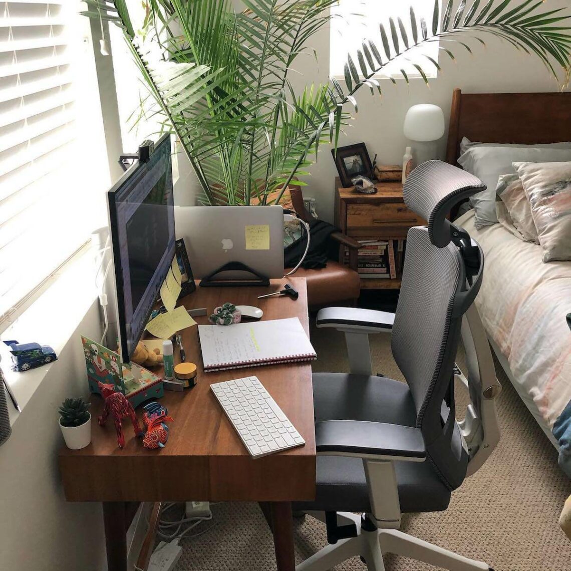 Nouhaus Ergo3D vs Autonomous Ergochair 2 How a less adjustable office chair can be more