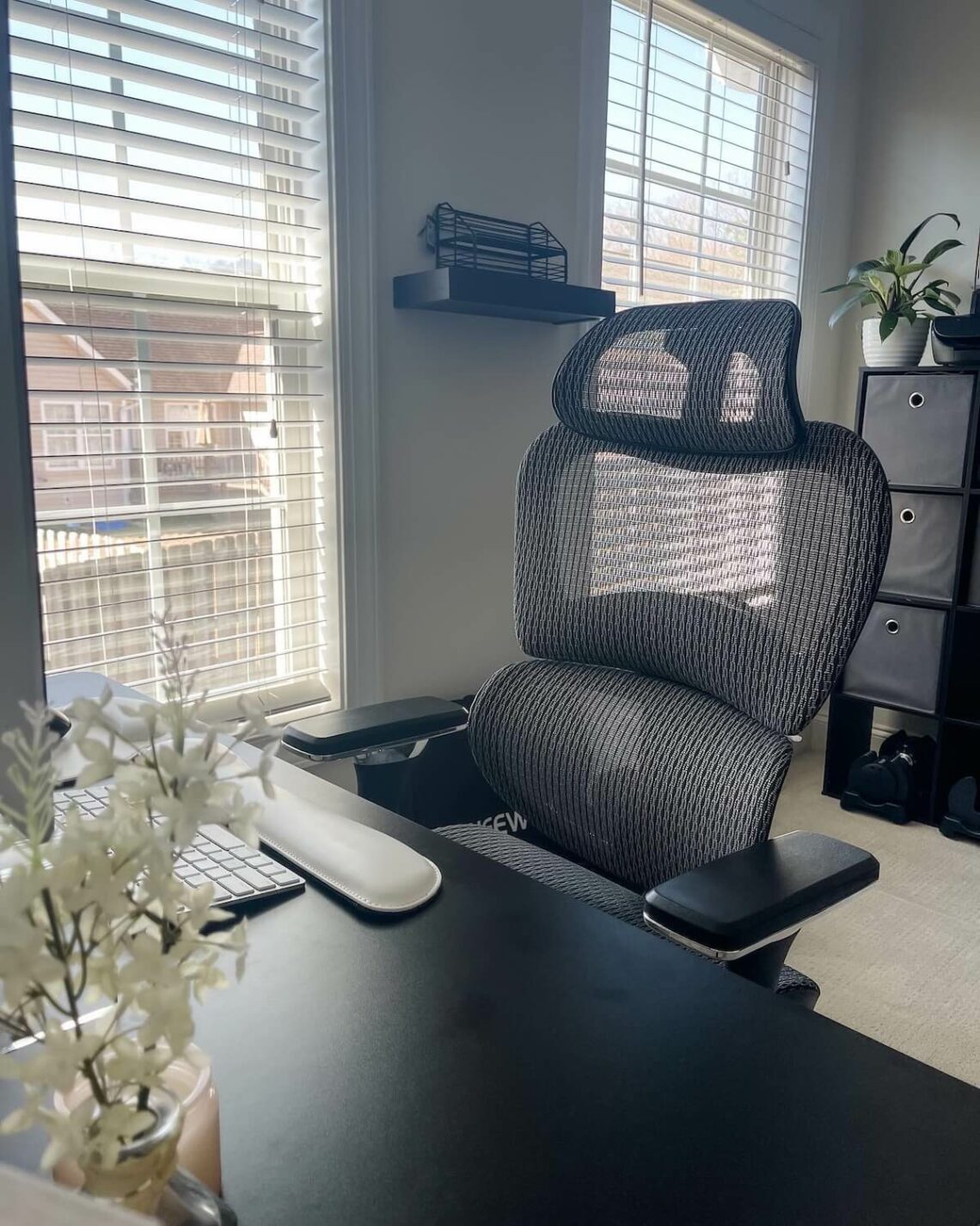 Nouhaus Ergo3D vs Autonomous Ergochair 2 How a less adjustable office chair can be more