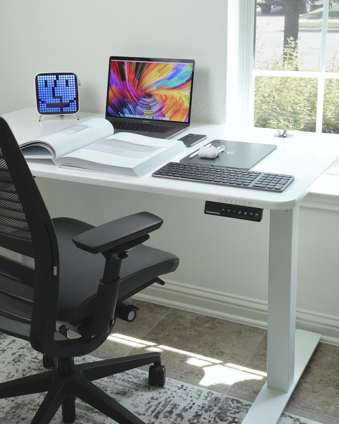 Autonomous desk